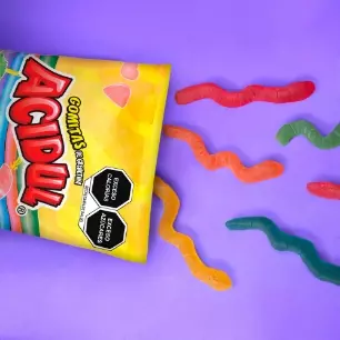 Gomitas aceitosas en forma de víboras, una textura única y deliciosa